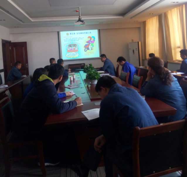 公司進(jìn)行安全知識培訓(xùn)